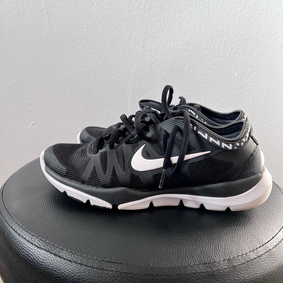 Nike black and white Athletic shoes - Picture 1 of 3